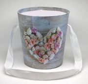  15cmx14cm-es vdr formj, szalagfles dszdoboz: Vintage szrke, rzsaszvvel az elejn