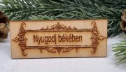  7,5cmx3cm-es lzervgott, gravrozott fa tbla: Nyugodj bkben felirattal