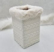  21cmx13cmx13cm-es fbl kszlt, magas dekor-fik puha fonott mints anyaggal bevonva, szrmvel dsztve: ekr szn