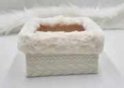  15cmx15cmx8cm-es fbl kszlt dekor-fik puha fonott mints anyaggal bevonva, szrmvel dsztve: ekr szn