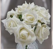  25cm-es 8 szlas, 6-7cm fejtmrj, drtos szr polyfoam rzsa csokor: trtfehr