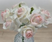  25cm-es 8 szlas, 6-7cm fejtmrj, drtos szr polyfoam rzsa csokor: rzsaszn kzep-trtfehr